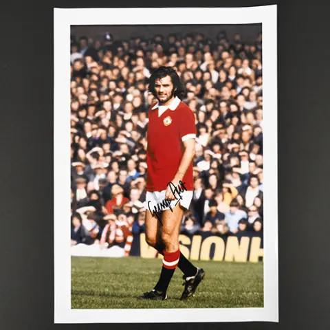 GEORGE BEST Original signature on photo.