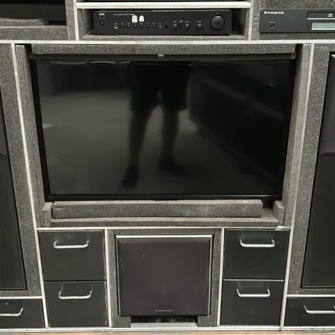 Large Flight Case 73 cm x 154 cm x 152 cm on castors Flat Screen TV, CD Player, Amplifier & Speaker