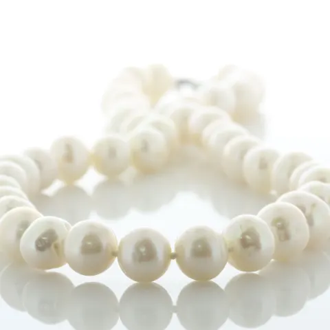 18 inch Round Freshwater Cultured 9.5 - 10.5mm Pearl Necklace With Silver Clasp