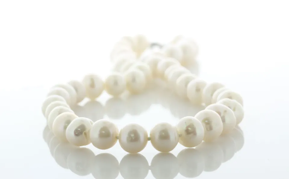 18 inch Round Freshwater Cultured 9.5 - 10.5mm Pearl Necklace With Silver Clasp