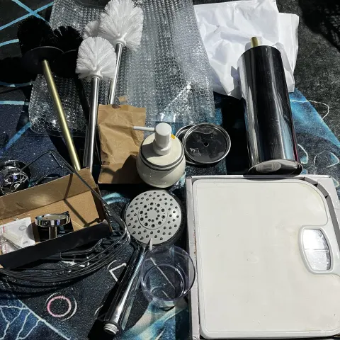B1/B - Bathroom accessories, scales, mat - see pictures