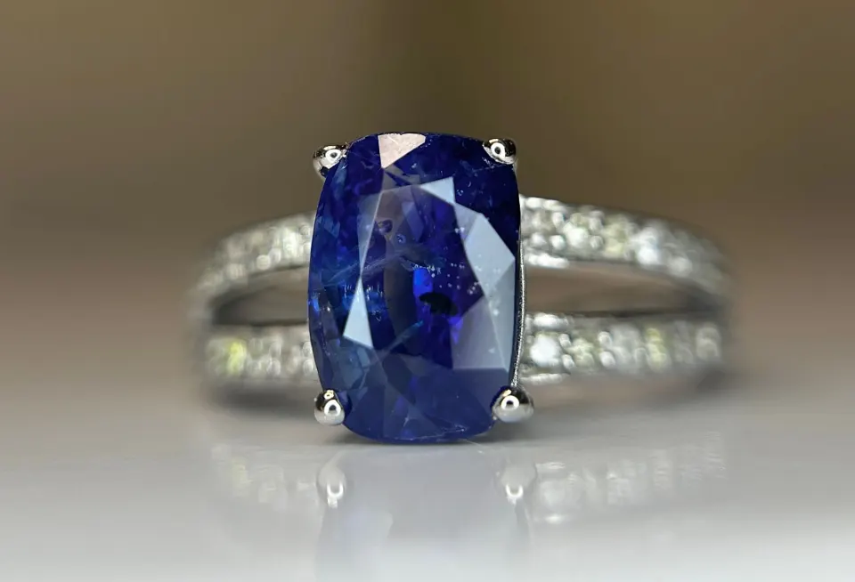 Beautiful 3.16 CT Natural Ceylon Cornflour Blue Sapphire  Diamonds & 18k Gold