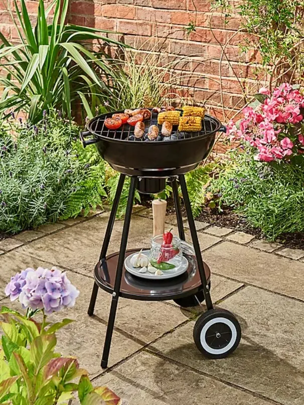 (127/6D) Lot RRP £105. 3x Expert Grill 43cm Kettle BBQ RRP £35 Each. Steel & Plastic Construction.