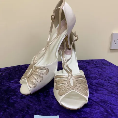Designer shoes ivory/champagne in size 42.  Code 195