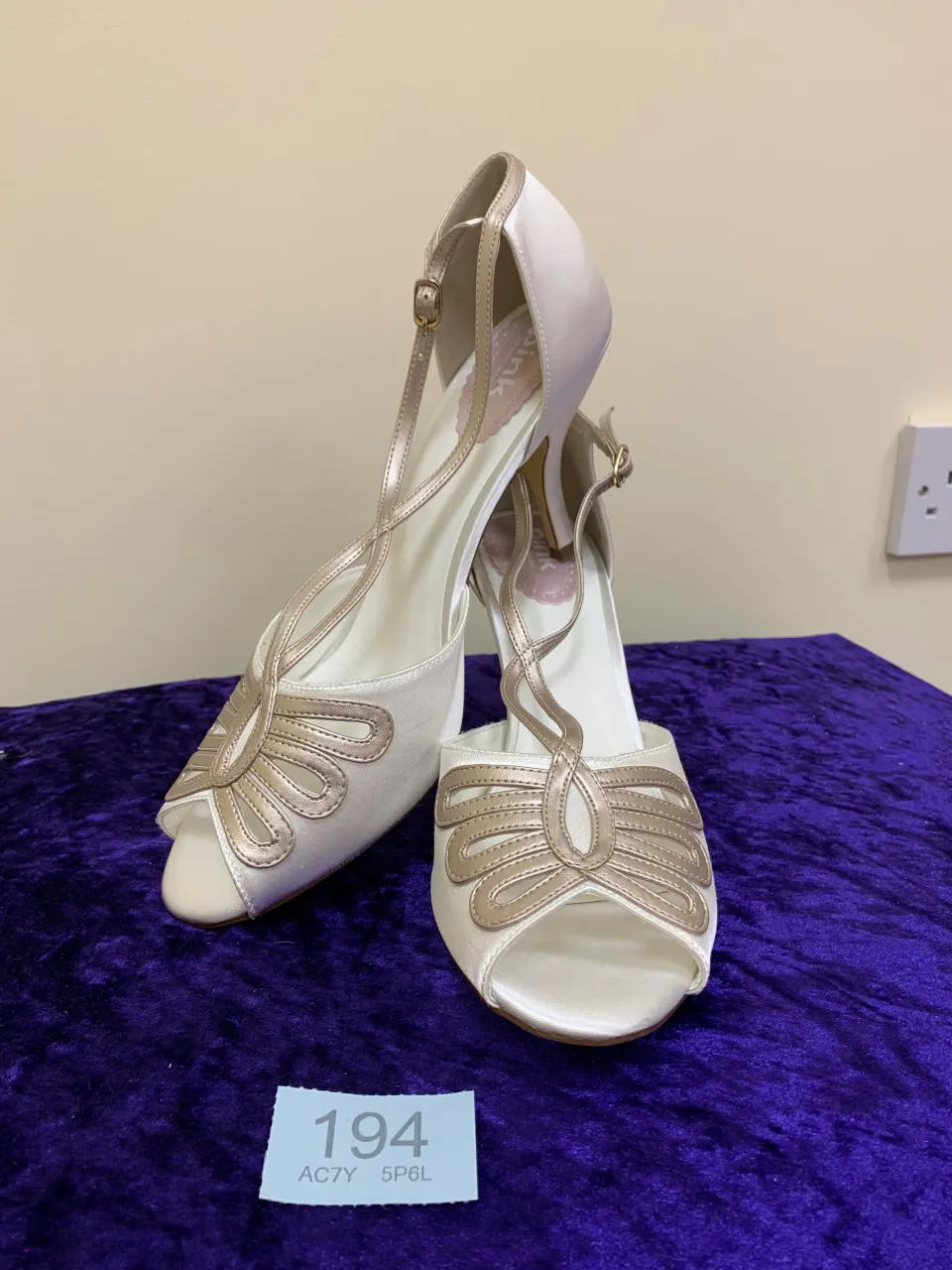Designer shoes ivory/champagne in size 42.  Code 195