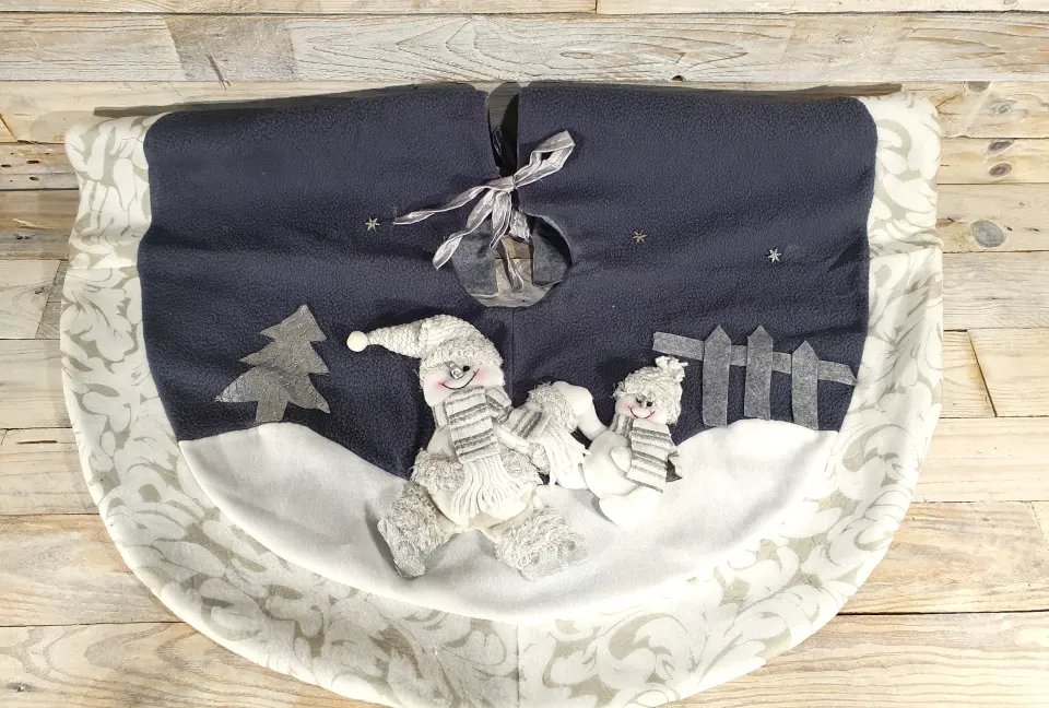 Luxury Grey  3D Christmas Tree skirt with Snowmen Rrp £32.99