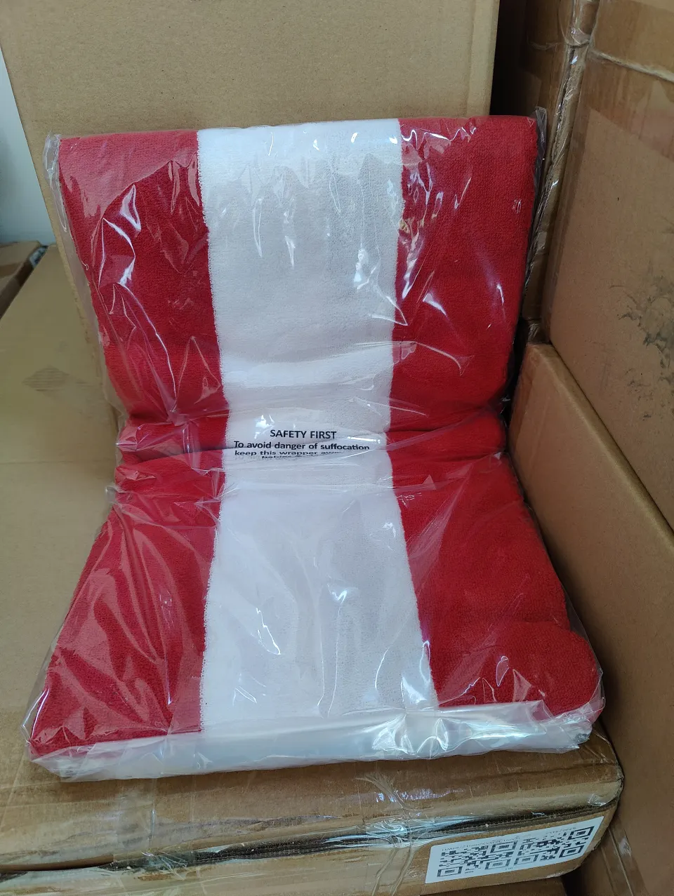 2 x LUXURY RED AND WHITE LARGE TOWELS