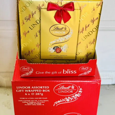 11 x Lindt Lindor Assorted Chocolate Truffle Gift Box 287g (OOD)