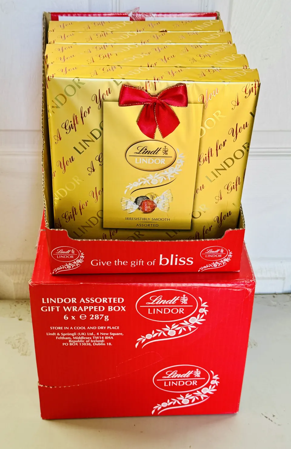 11 x Lindt Lindor Assorted Chocolate Truffle Gift Box 287g (OOD)