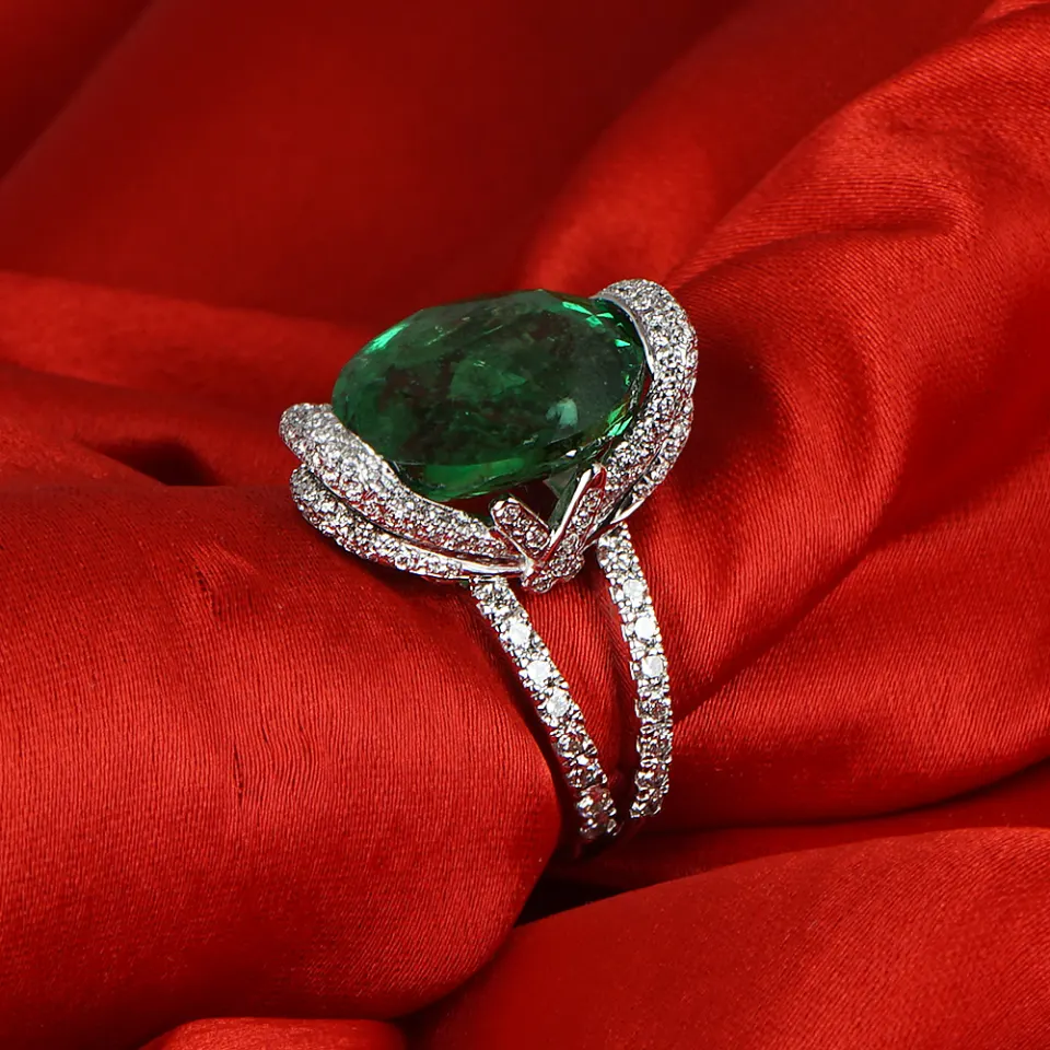 14 K / 585 White Gold Rare Large Tsavorite Garnet & Diamond Ring