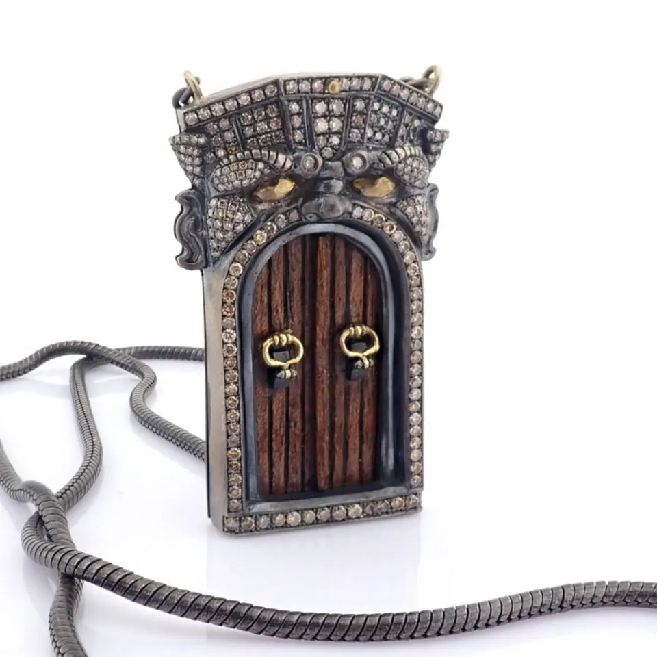 An exquisite necklace detailed with brilliant diamonds and gold in silver