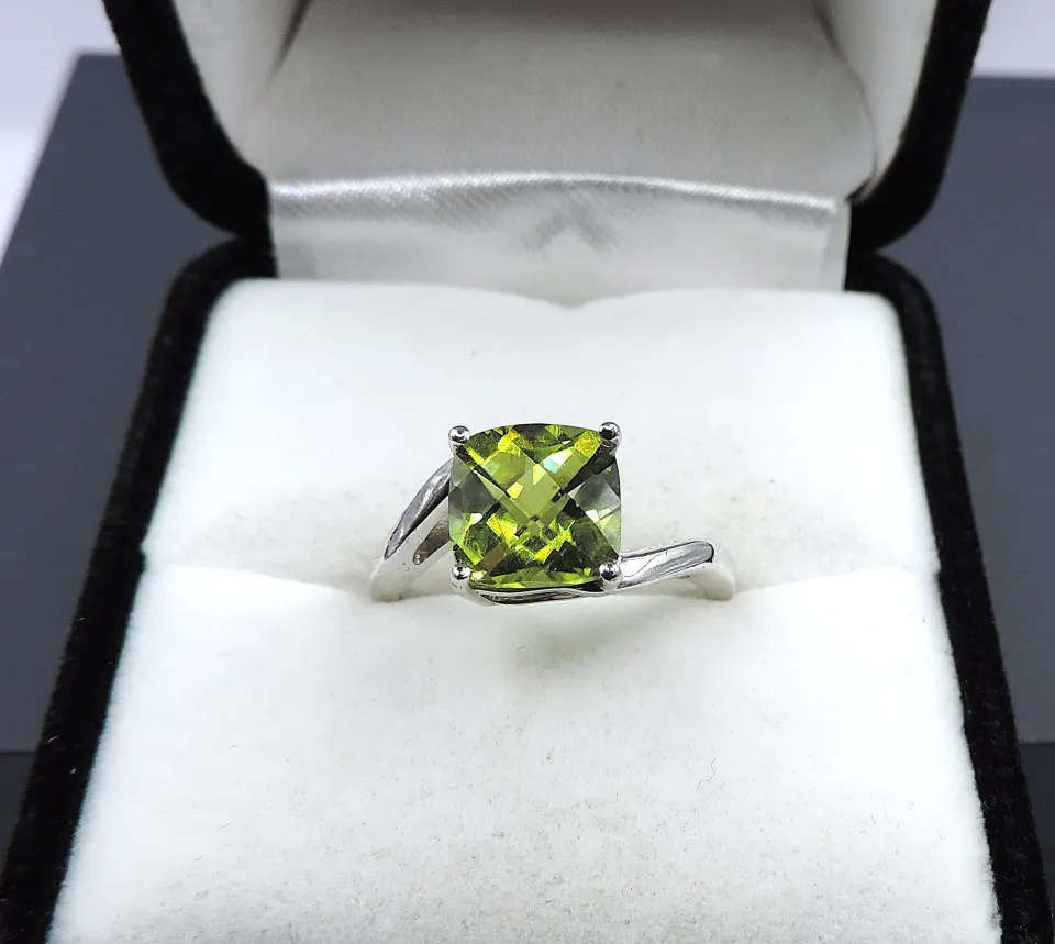 Sterling Silver 3 Carat Peridot Ring New With Gift Pouch
