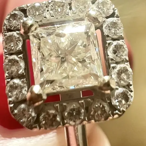 Excellent 18ct White Gold 1CT Diamond Ring with Certified VVS1 Princess Cut Stone