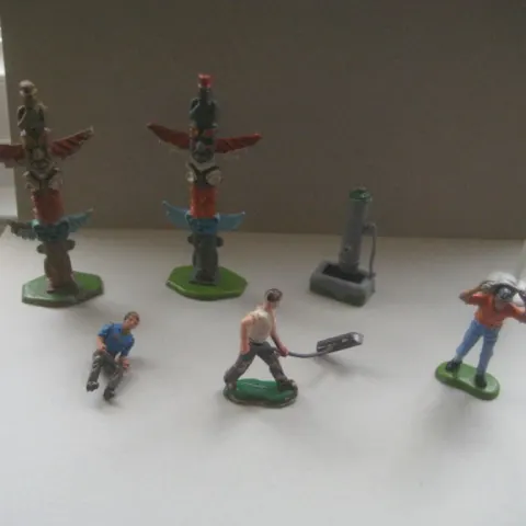 A Group of 7 Vintage Plastic Figures