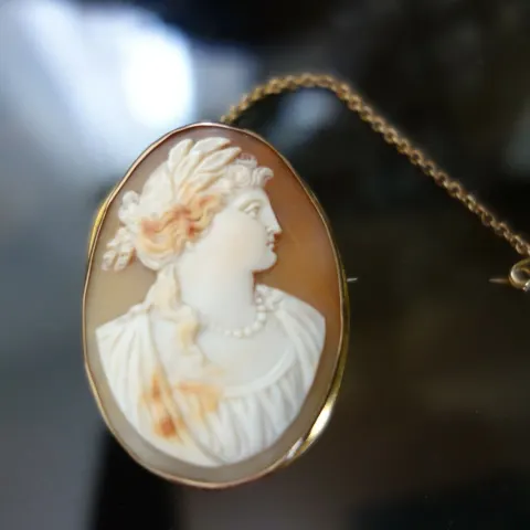 Vintage Cameo set in solid 9ct Yellow Gold....