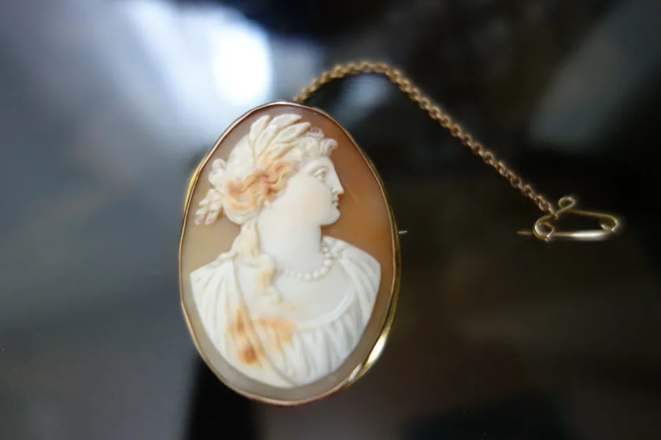 Vintage Cameo set in solid 9ct Yellow Gold....