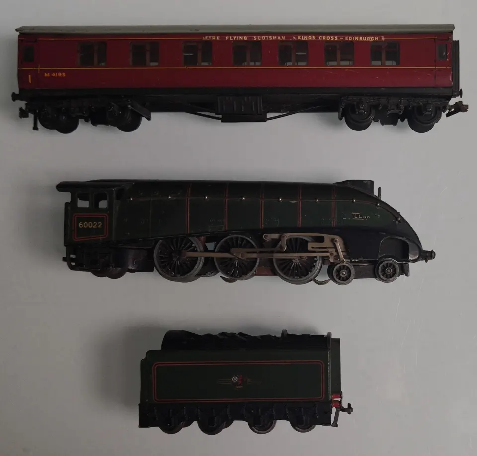 A very collectable Hornby Dublo 3211 Mallard 60022 engine and tender.