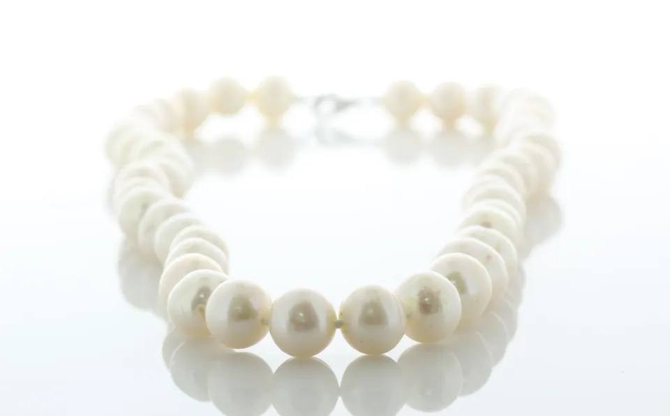 18 inch Round Freshwater Cultured 9.5 - 10.5mm Pearl Necklace With Silver Clasp