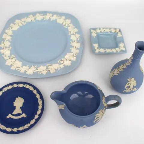 5 Pieces of Wegwood Jasperware Queensware