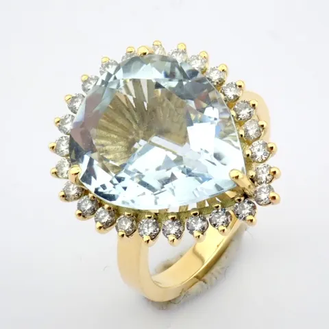 An 18k Yellow Gold Cluster Ring Detailed With 6.57 ct Aquamarine and Brilliant Diamonds