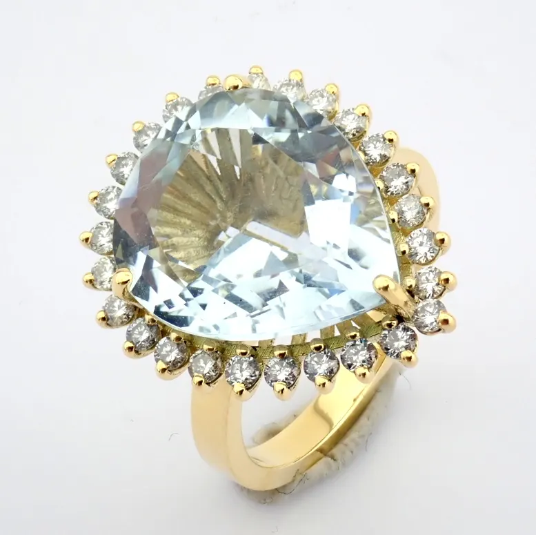 An 18k Yellow Gold Cluster Ring Detailed With 6.57 ct Aquamarine and Brilliant Diamonds