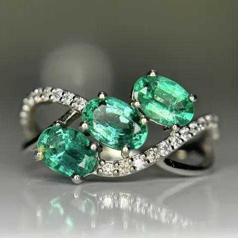 Beautiful 1.50 CT Natural Emerald Ring With Natural Diamonds & Platinum 950