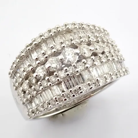 18k White Gold Ring Detailed With 1.23 ct Diamonds