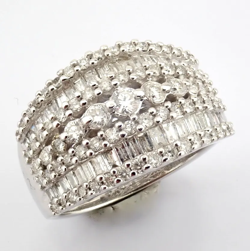 18k White Gold Ring Detailed With 1.23 ct Diamonds