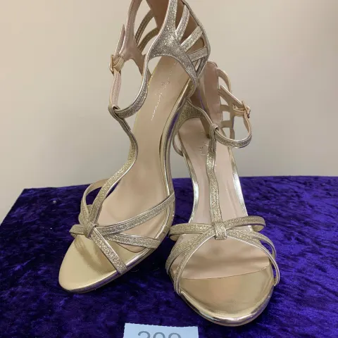 Designer shoes gold size 40 Code 209