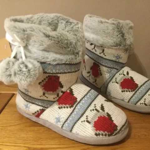 Dunlop “Robin” Cosy Fur Lined Slipper Boots With Pom Pom, Size S (3/4) - New