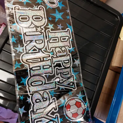 Box of party banners x 30