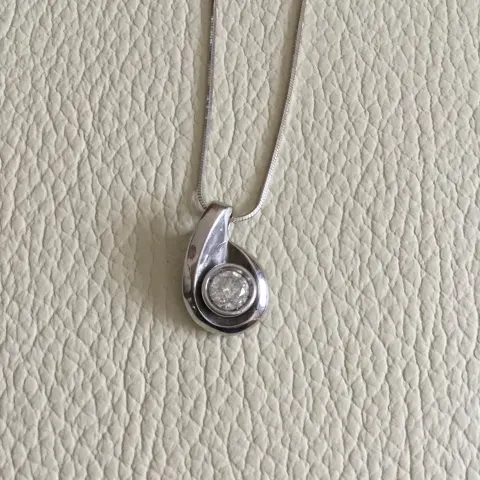 18ct White Gold 0.80 ct Diamond Solitaire Pendant And Chain