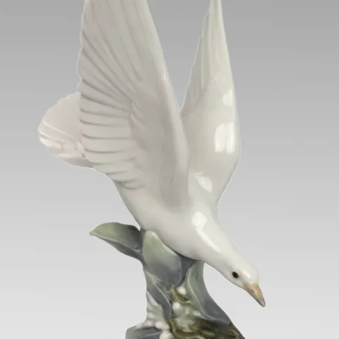 Lladro Sculpture Turtle Dove in Flight