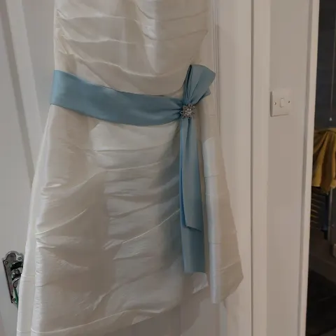 Wedding Dress Size 16 To 18.  Ivory Knee Length