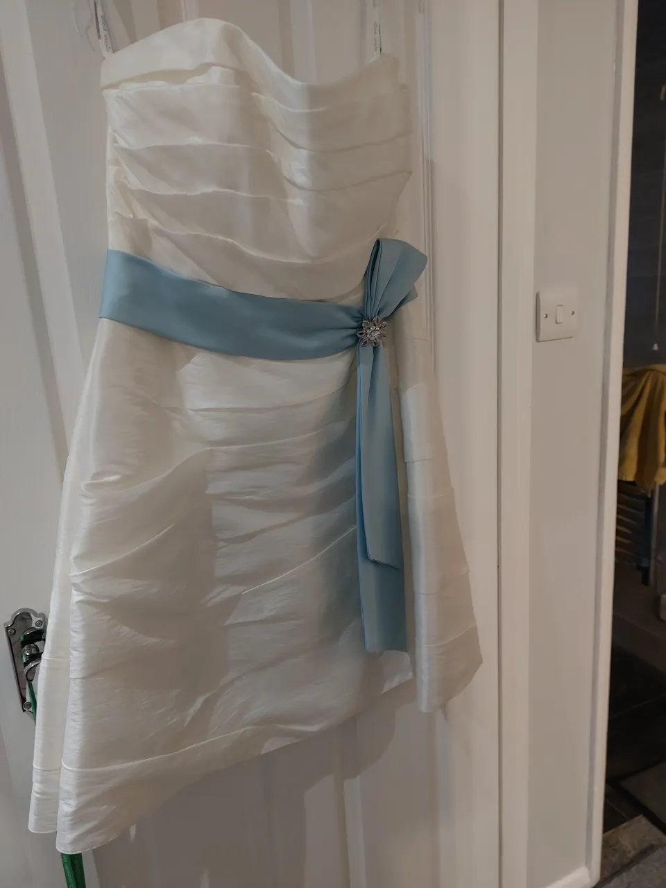 Wedding Dress Size 16 To 18.  Ivory Knee Length