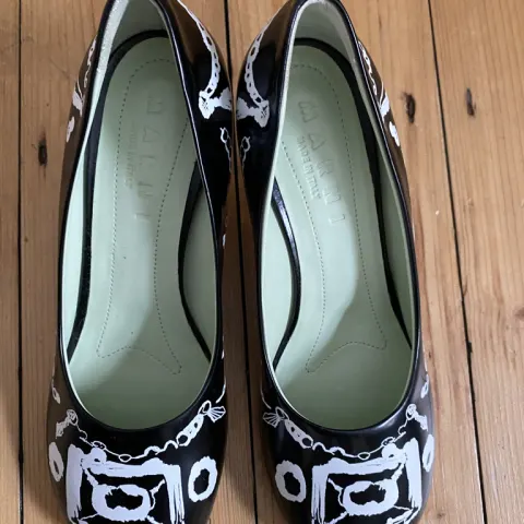 Marni black women's round toe pumps