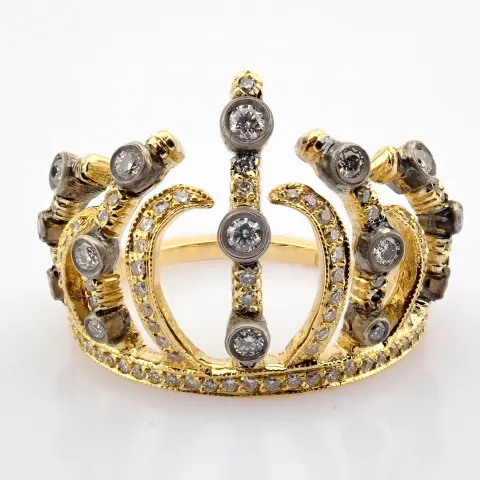 An Exquisite Crown 18K Gold Ring Detailed With Brilliant Diamonds