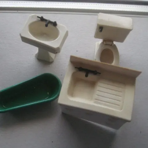 Vintage Dolls House Plastic Bathroom Suite