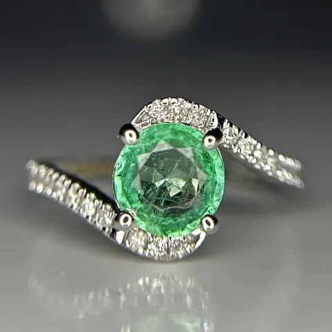 Beautiful 1.00ct Natural Emerald With Natural Diamonds & 18k Gold