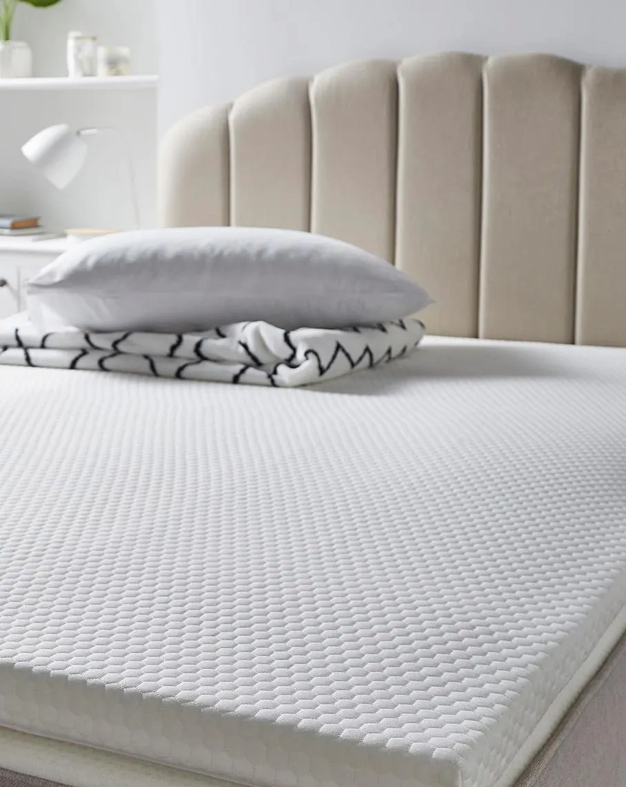 (69/Mez) RRP £130. At Home Collection Memory Foam Mattress Topper 5cm King. (152x 198x 5cm).