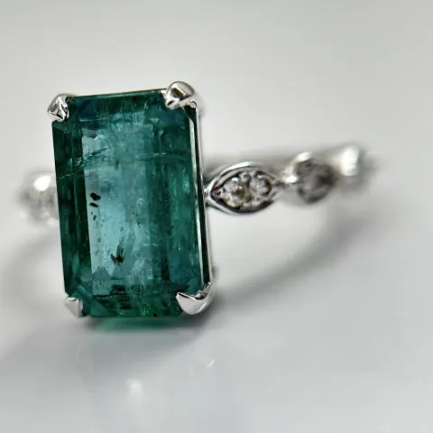 Beautiful Natural Emerald 3.97CT With Natural Diamonds & 18k Gold