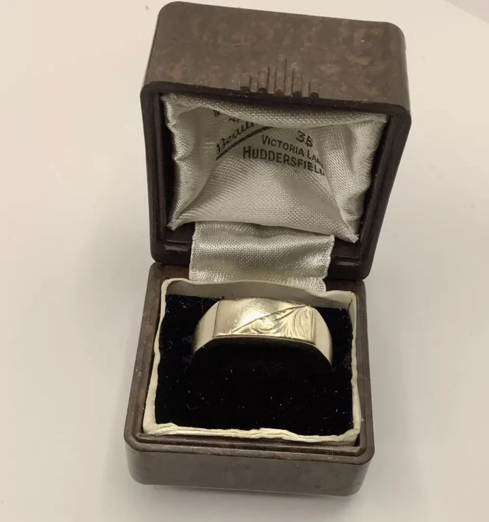 Vintage Men’s Unisex 9ct Gold Engraved Signet Ring UK W US11 EU65 3.06g