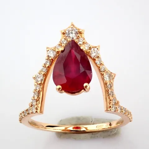 18K rose gold ring. Detailed with Ruby and brilliant diamonds.