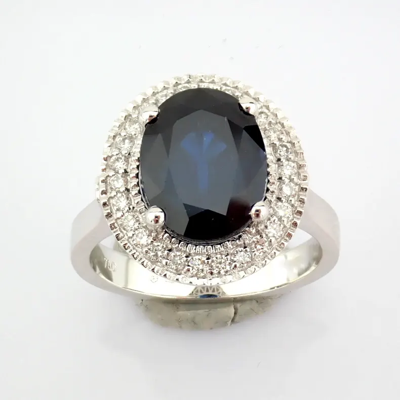 An Exquisite 18k White Gold Cluster Ring Detailed With Sapphire and Brilliant Diamonds
