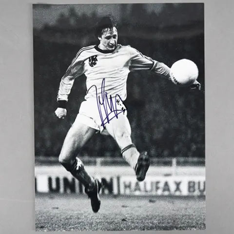 JOHAN CRUYFF  (1947 - 2016)  Original signature on photo.