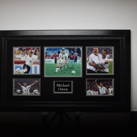 MICHAEL OWEN original signature presentation.