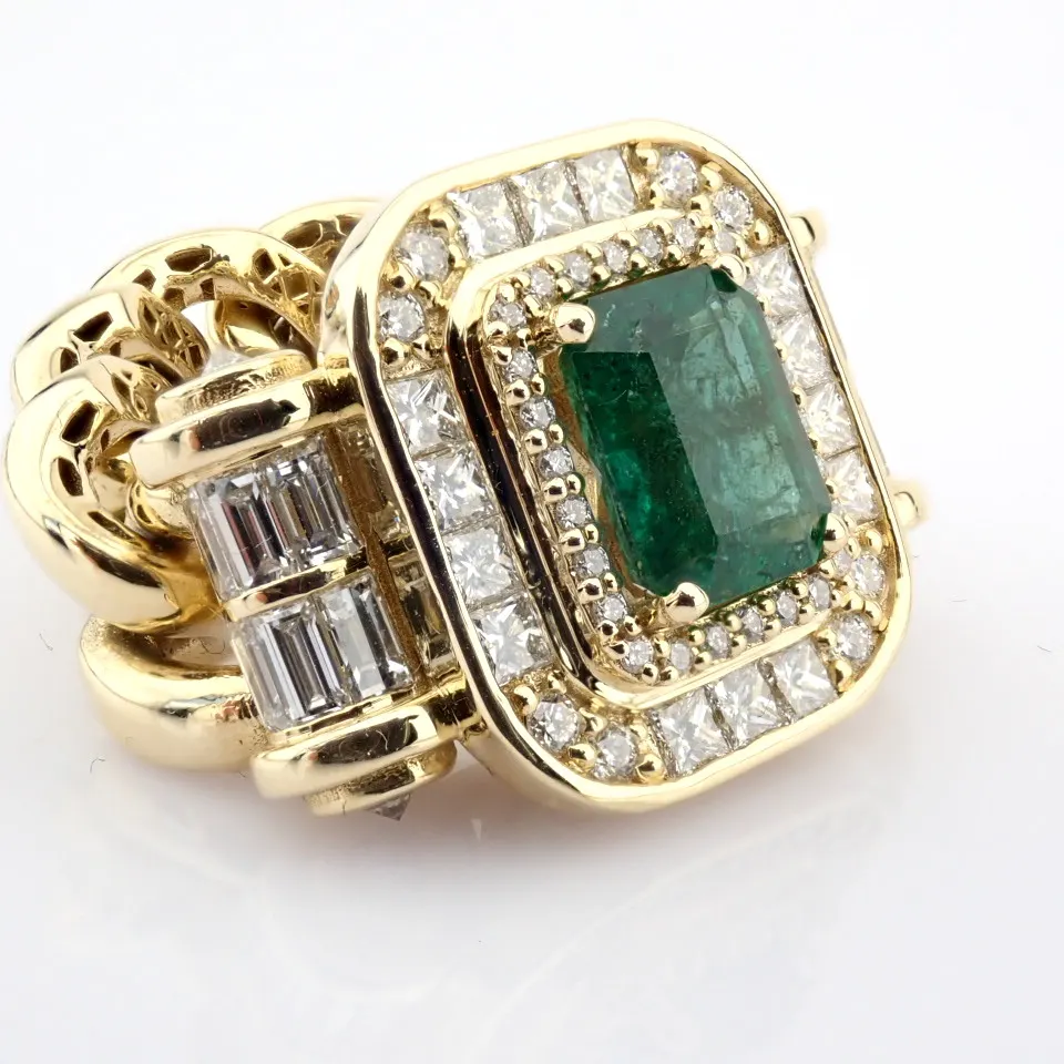 14K Chain Ring Detailed With Emerald and Brilliant Diamonds