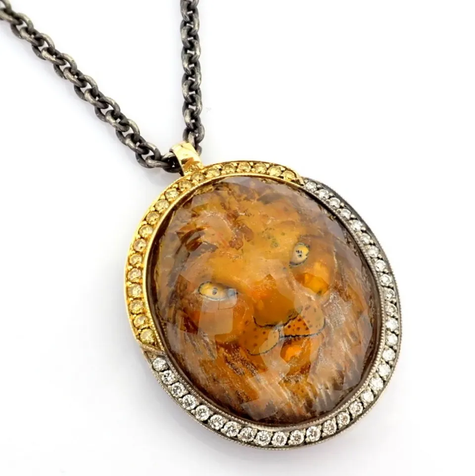 Necklace detailed with topaz, reversaly engraved intaglio leo, brilliant diamonds and gold in silver