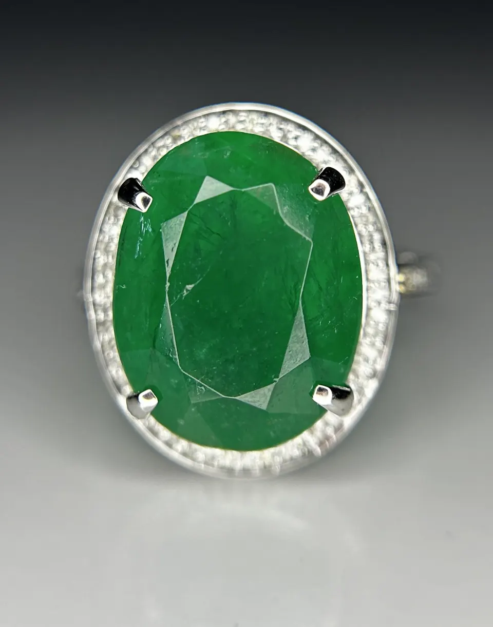 Beautiful 10.30 ct Natural Emerald With Natural Diamonds & 18k Gold