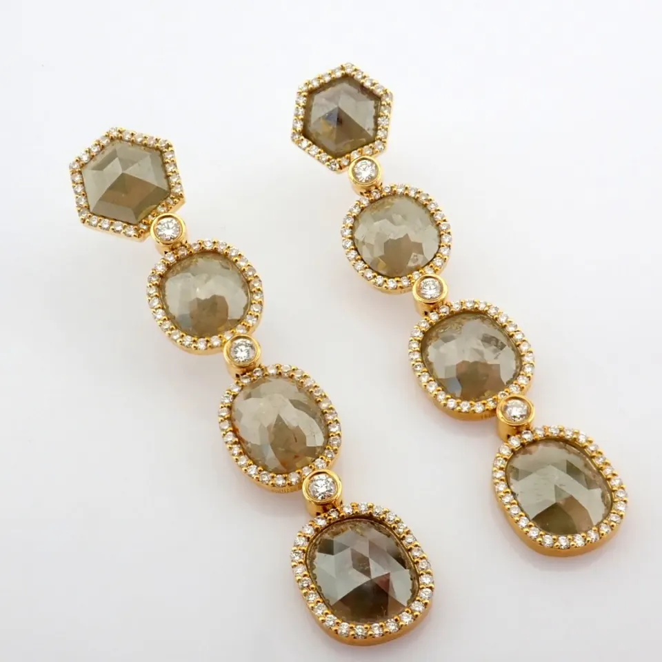 An Exquisite Gold Earrings Detailed With Slice Cut Rough Diamonds In The Centre and Brilliant Diamon